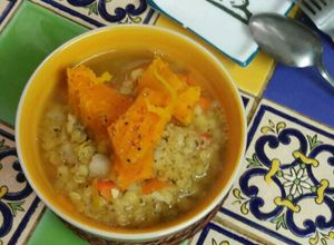 Una foto de Sopa de calabacín con repollo y lentejas #cocinamos con verduras