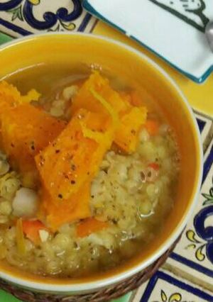 Una foto de Sopa de calabacín con repollo y lentejas #cocinamos con verduras