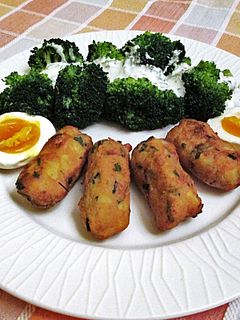 Una foto de Croquetas de carne y verduras del caldo con brócoli y salsa de yogur