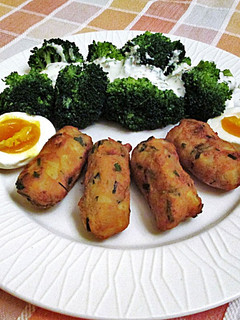 Una foto de Croquetas de carne y verduras del caldo con brócoli y salsa de yogur
