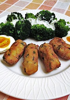 Una foto de Croquetas de carne y verduras del caldo con brócoli y salsa de yogur