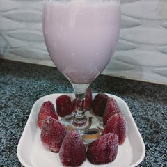 A picture of Strawberry creamy shake.