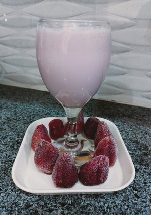 A picture of Strawberry creamy shake.