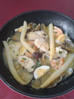 Una foto de Rape en salsa verde con almejas y espárragos