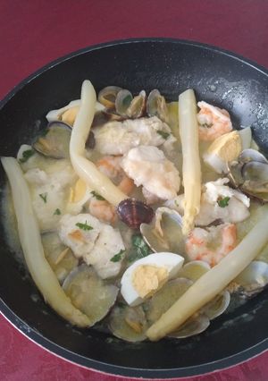 Foto principal de Rape en salsa verde con almejas y espárragos