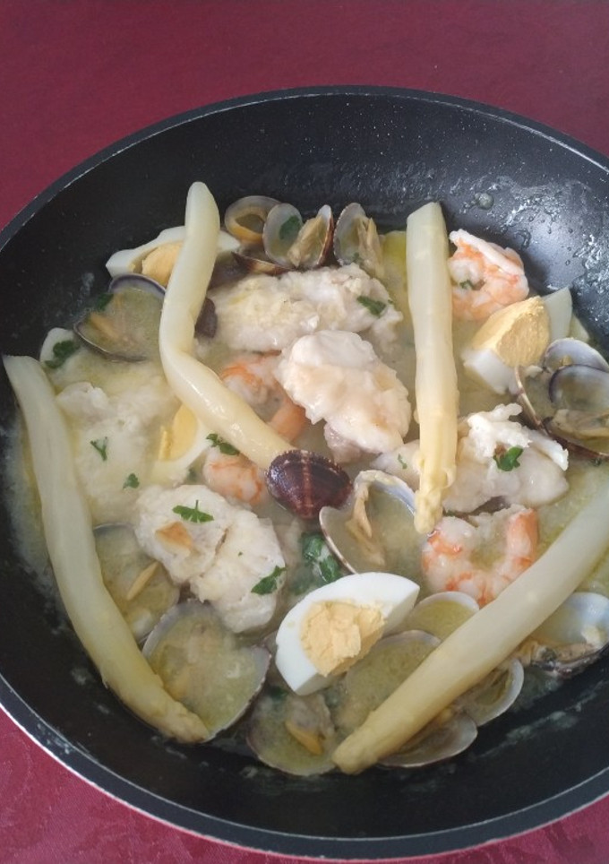 Una foto de Rape en salsa verde con almejas y espárragos
