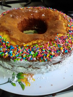Una foto de Torta de limón como rosca🍋ԅ( ͒ ͒ )ᕤ