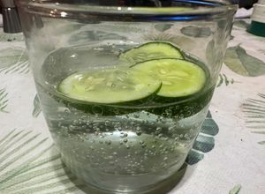 Una foto de Gin tonic con pepino