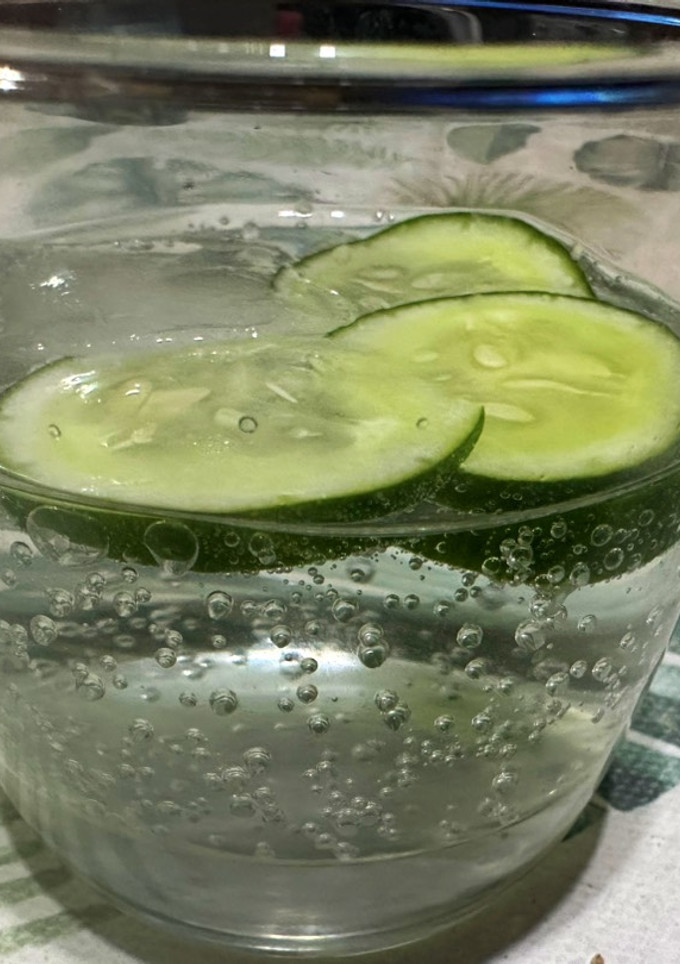 Una foto de Gin tonic con pepino