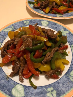 Una foto de Salteado de carne y pimienta al wok Chin-jao rōsu 青椒肉絲 Japonés CHINJAOROSU🇨🇳🇺🇾🇯🇵チンジャオロース