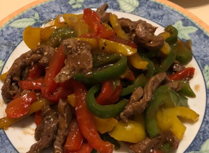 Una foto de Salteado de carne y pimienta al wok Chin-jao rōsu 青椒肉絲 Japonés CHINJAOROSU🇨🇳🇺🇾🇯🇵チンジャオロース