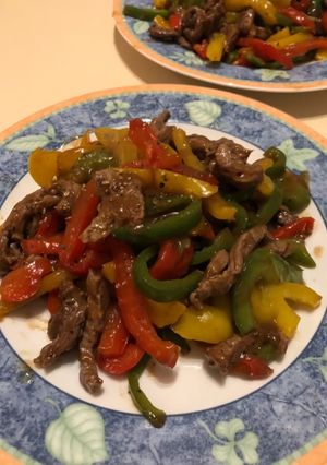 Una foto de Salteado de carne y pimienta al wok Chin-jao rōsu 青椒肉絲 Japonés CHINJAOROSU🇨🇳🇺🇾🇯🇵チンジャオロース