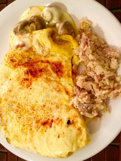Una foto de Omelette gratinado de jamón queso y champiñones 🧀