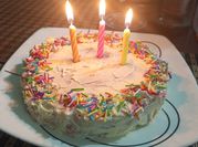 Una foto de tortas de cumpleaños de colores