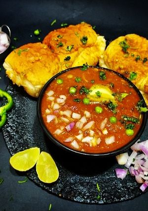 मुंबई स्ट्रीट फूड पावभाजी (pav bhaji recipe in marathi) रेसिपी चे मुख्य फोटो 