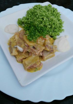 Foto principal de Cuscus de brócoli con chuletas de cerdo al curry