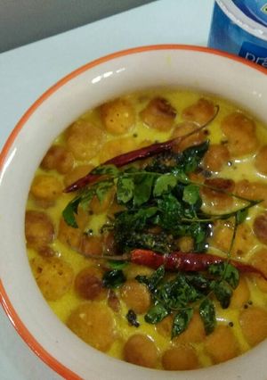 A picture of Kadhi pokoras.