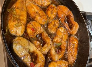 Hình của món Cá ba sa kho tộ.