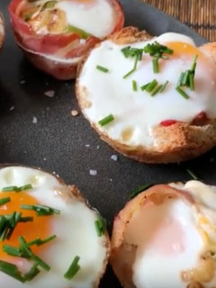 Una foto de Entrantes fáciles con huevos en bandeja de cupcakes