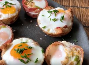Foto principal de Entrantes fáciles con huevos en bandeja de cupcakes