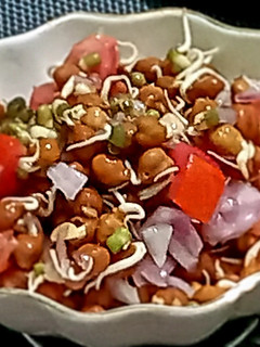 अंकुरित स्प्राउट्स चना चाट (ankurit sprouts chana chaat recipe in Hindi) रेसिपी मुख्य फोटो