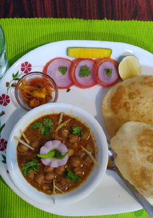 A picture of Punjabi Chole bhature.