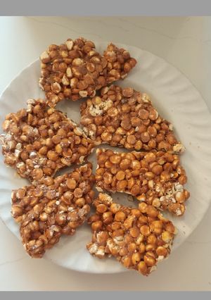 દાળીયા ની ચીકી (Dariya Chikki Recipe In Gujarati) રેસીપી મુખ્ય ફોટો