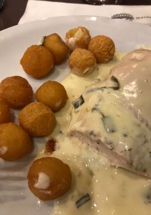 Una foto de Pechuga rellena con crema blanca 🍗🥖🍷🍴