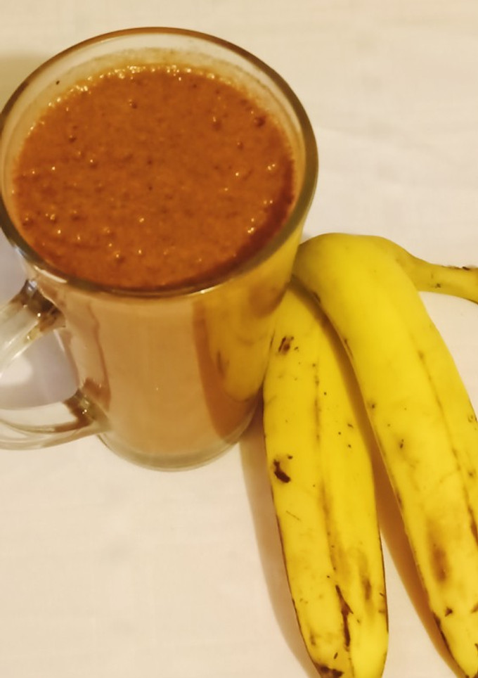Una foto de Smoothie de plátano y chocolate 😋muy fácil
