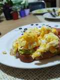 Brunch delicioso con tostada, palta, huevo y panceta