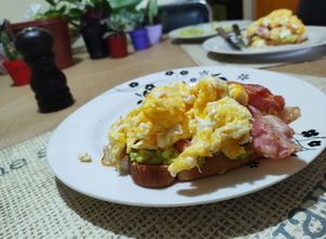 Una foto de Brunch delicioso con tostada, palta, huevo y panceta
