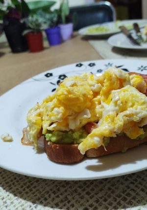 Una foto de Brunch delicioso con tostada, palta, huevo y panceta