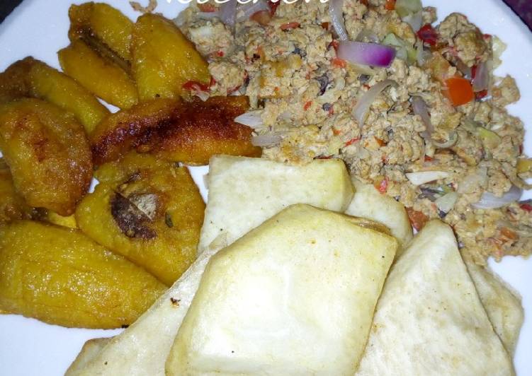 Simple Way to Make Homemade Fried yam and plantain with Scramble eggs