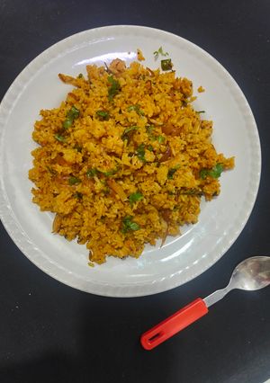 फ्राइड राइस विथ शेजवान सॉस रेसिपी मुख्य फोटो