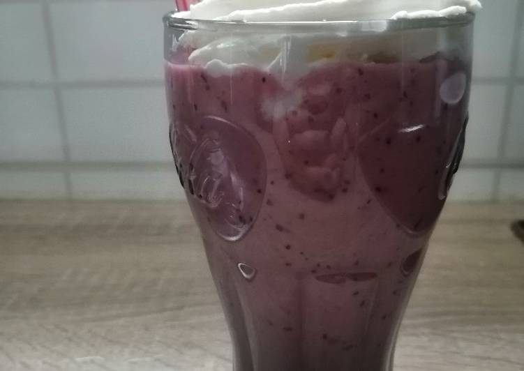 Step-by-Step Guide to Make Perfect Berries Milkshake 🍹