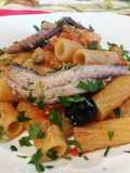 Rigatoni con Sgombro e Pomodori Freschi