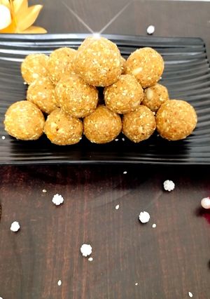 बिना पाकाचे तिळाचे मऊसूत लाडू (Bina Pakache Tilache Ladoo Recipe In Marathi) रेसिपी चे मुख्य फोटो 