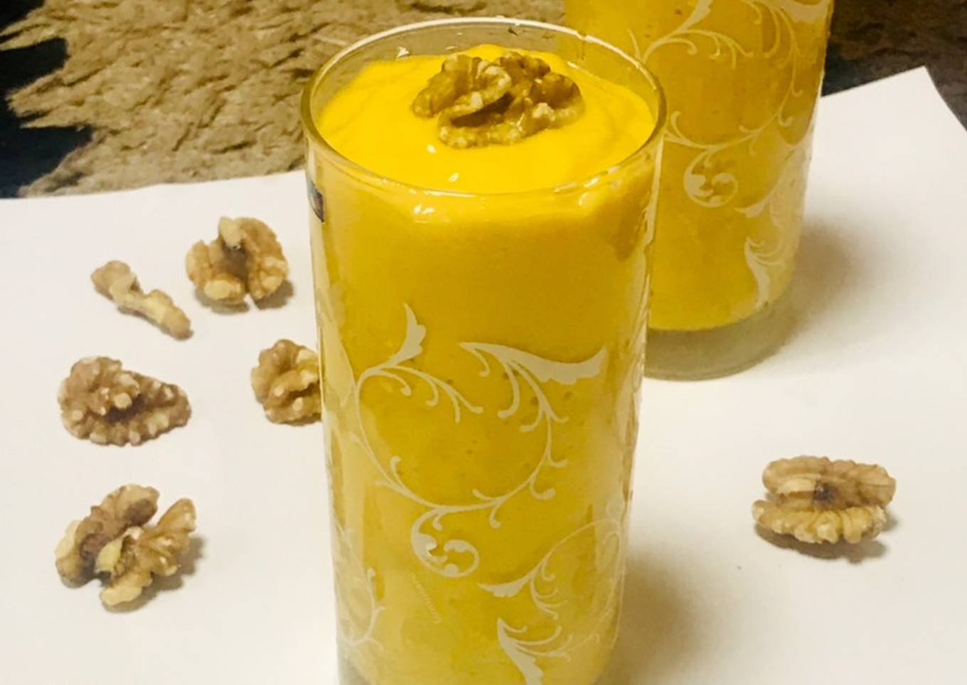 Mango walnuts smoothie