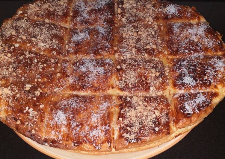 Masa de hojaldre rellena con crema pastelera