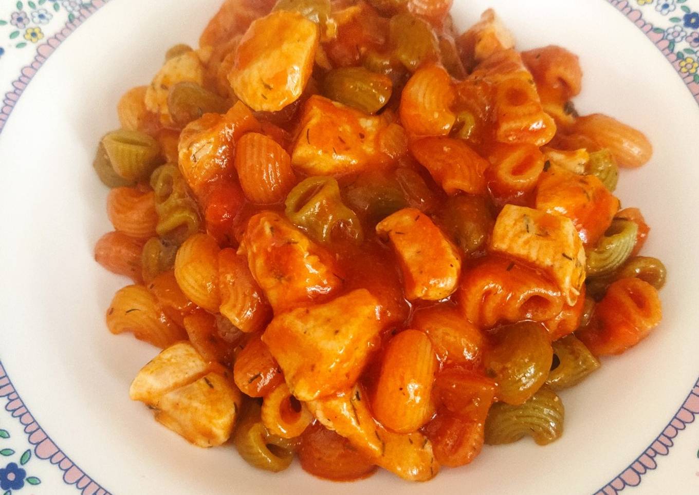 Pasta con salsa de tomate y pollo