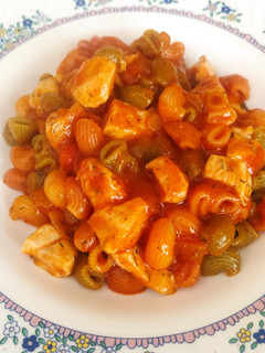 Una foto de Pasta con salsa de tomate y pollo