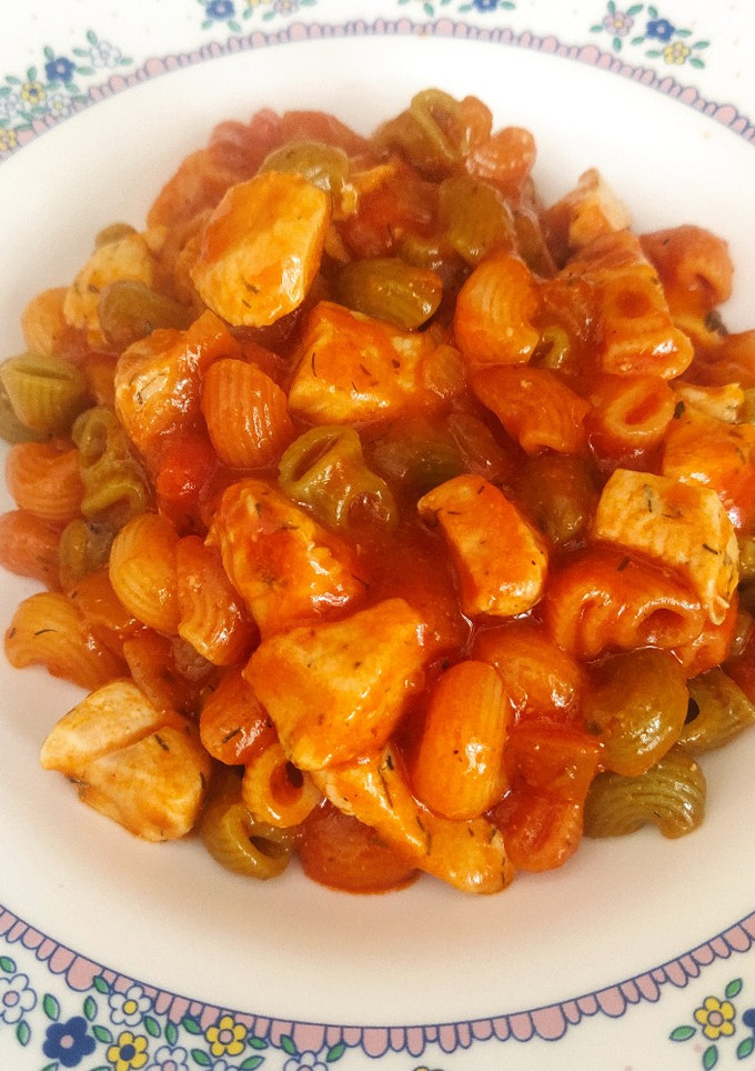 Una foto de Pasta con salsa de tomate y pollo