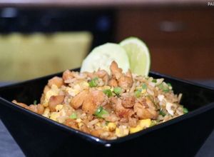 Una foto de Arroz frito con pollo