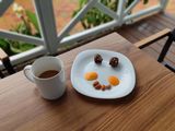 Huevos de chocolate con naranja, Almendras y mermelada de fresa
