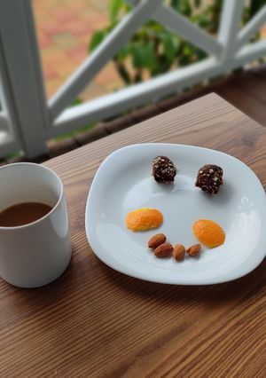 Foto principal de Huevos de chocolate con naranja, Almendras y mermelada de fresa