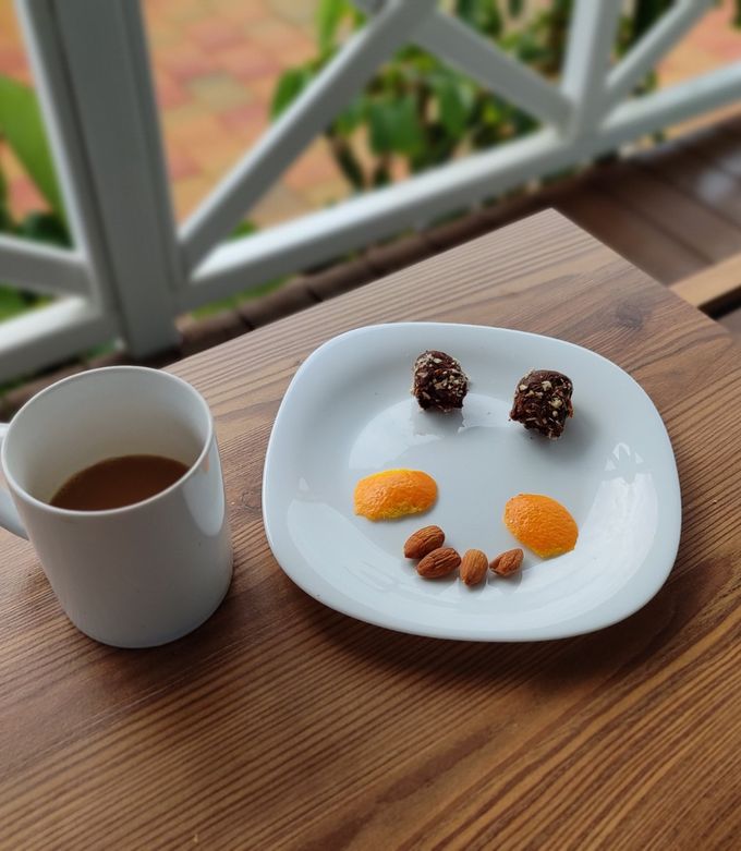 Foto principal de Huevos de chocolate con naranja, Almendras y mermelada de fresa