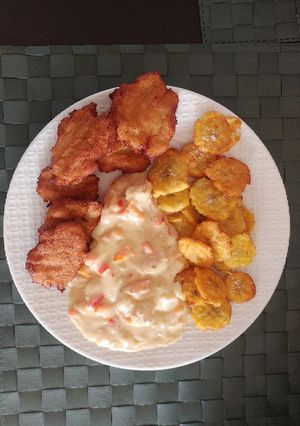 Una foto de Camarones a la bechamel con tostones 😍😋🇩🇴