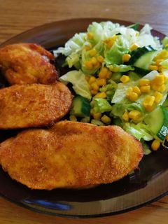 Fűszeres csirkemell kukorica salival recept fotója