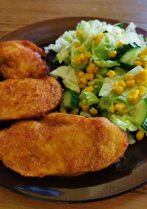 Fűszeres csirkemell kukorica salival recept fotója