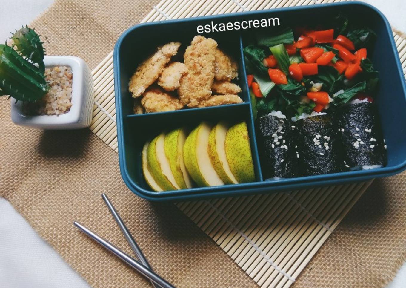 Bento Diet Chicken Katsu Oatmeal dan Pakcoy Paprika